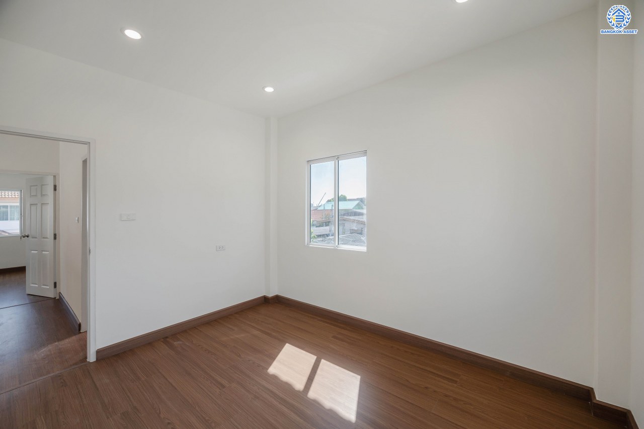 บ้านมือสองตกแต่งใหม่ โครงการ ปริญญดา เกษตร-นวมินทร์ หลังมุม เนื้อที่ 40.5 ตร.ว. ฟังก์ชัน 3 ห้องนอน 3 ห้องน้ำ 2 ที่จอดรถ บ้านทำเลเมือง การเดินทางสะดวกเชื่อมต่อถนนประเสริฐมนูกิจ ถนนรามอินทรา ถนนพหลโยธิน ใกล้เซ็นทรัล อีสต์วิลล์ โรงเรียนเลิศหล้า และใกล้จุดขึ้นทางด่วน "ฉลองรัช"